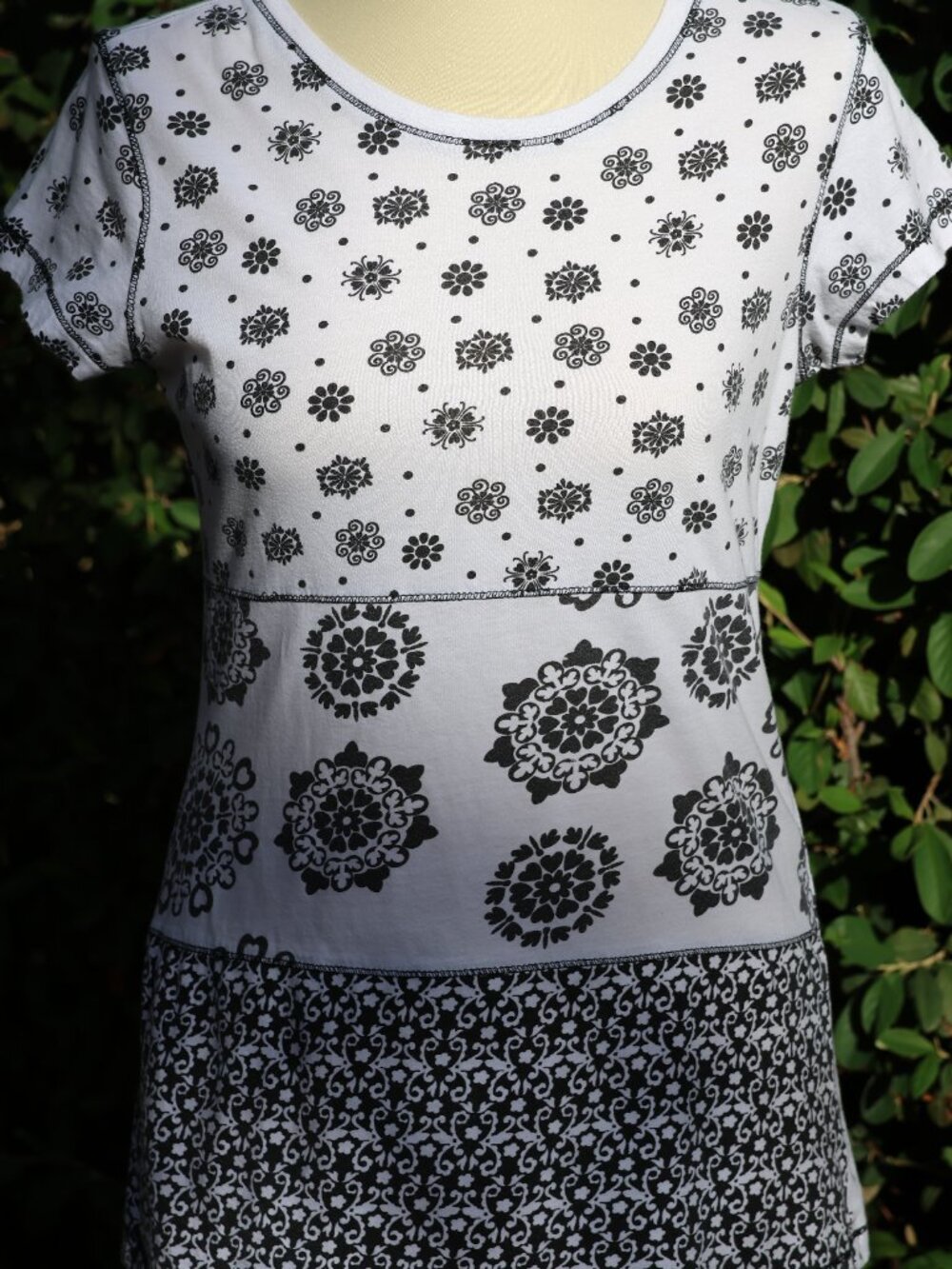 Source Unknown White and Black Tri-Pattern Short Sleeve Tee